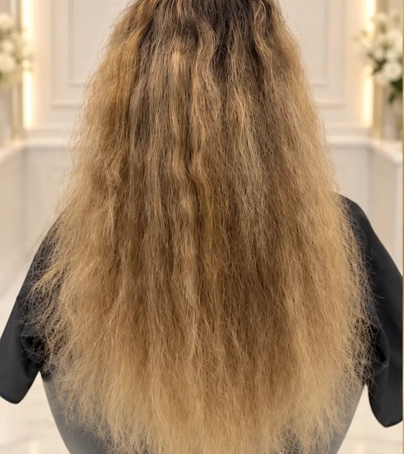 Avant — cheveux blonds longs lissés
